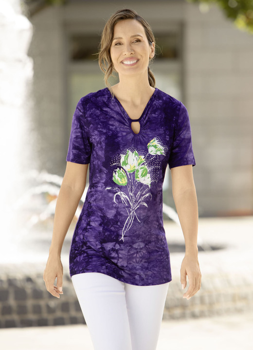 Shirts mit Strass - Shirt in toller Batik-Optik in 3 Farben, in Größe 038 bis 054, in Farbe LILA BATIK Ansicht 1