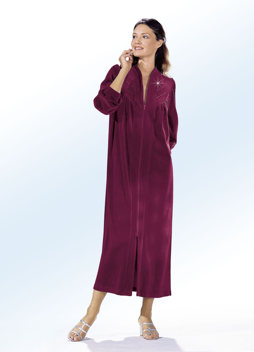 Hausmäntel - Hausmantel mit Strasszier, in Größe 038 bis 058, in Farbe AUBERGINE Ansicht 4