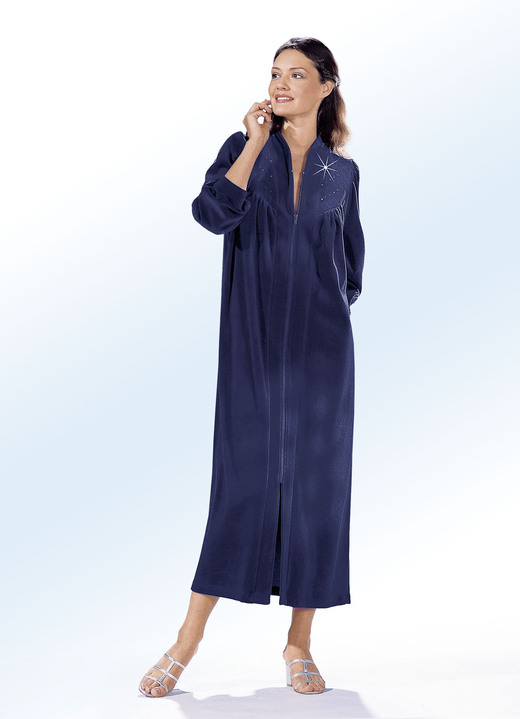 Hausmäntel - Hausmantel mit Strasszier, in Größe 038 bis 058, in Farbe AUBERGINE Ansicht 3