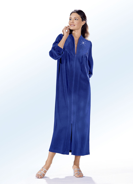 Hausmäntel - Hausmantel mit Strasszier, in Größe 038 bis 058, in Farbe AUBERGINE Ansicht 2