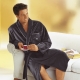 Bademäntel - Doubleface Bademantel mit kleinem Stickereimotiv – Farbe ANTHRAZIT Bademäntel - Doubleface Bademantel mit kleinem Stickereimotiv, in Größe 046 bis 064, in Farbe ANTHRAZIT