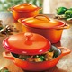 Töpfe & Pfannen - Gusseisen-Schmortopf und -Bräter – Farbe ORANGE – Ansicht 1 Töpfe & Pfannen - Gusseisen-Schmortopf und -Bräter, in Farbe ROT, in Ausführung Bräter rund – Farbe ORANGE – Ansicht 1