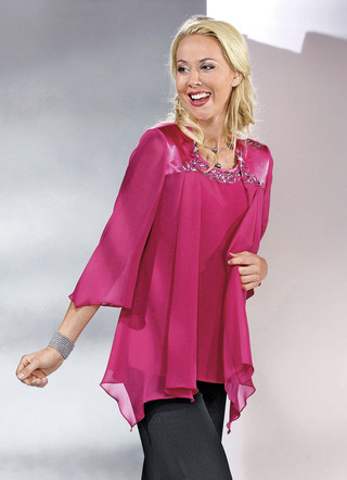 Anlassblusen - 2-teiliges Blusen-Set mit glänzendem Satin-Besatz – Farbe FUCHSIA – Ansicht  Anlassblusen - 2-teiliges Blusen-Set mit glänzendem Satin-Besatz, in Größe 038 bis 056, in Farbe FUCHSIA – Farbe FUCHSIA – Ansicht