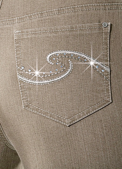 Hosen mit Knopf- und Reißverschluss - Komfortjeans verziert mit Strasssteinen in 6 Farben, in Größe 018 bis 054, in Farbe CAMEL Ansicht 2