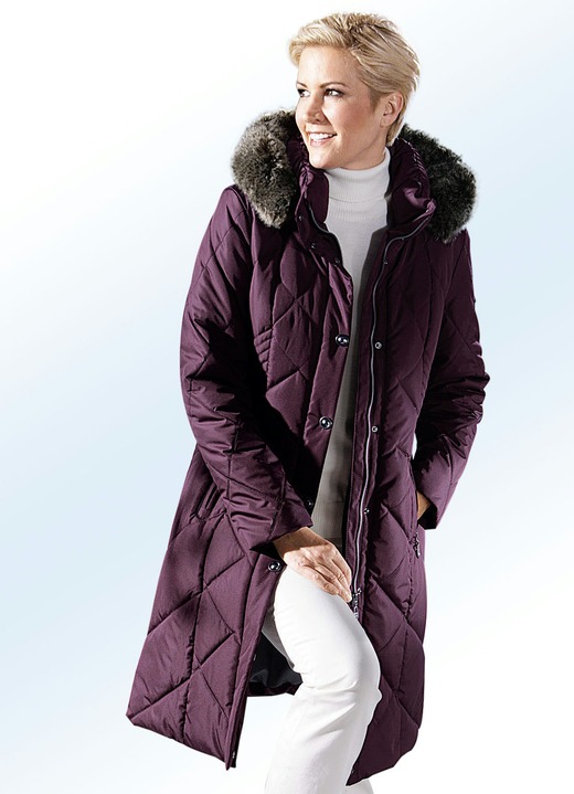 Jacken & Mäntel - Mantel mit figurfreundlichem Stepp Ansicht 2 Jacken & Mäntel - Mantel mit figurfreundlichem Stepp, in Größe 036 bis 056, in Farbe BEERE Ansicht 2