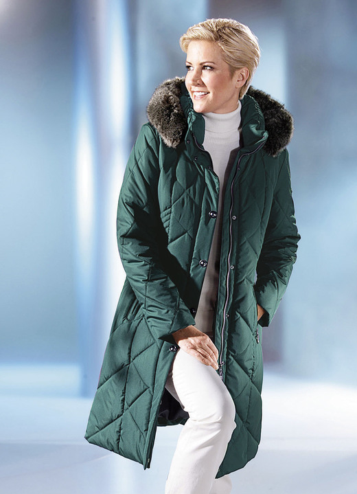 Jacken & Mäntel - Mantel mit figurfreundlichem Stepp Ansicht 3 Jacken & Mäntel - Mantel mit figurfreundlichem Stepp, in Größe 036 bis 056, in Farbe BEERE Ansicht 3