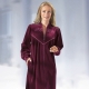 Hausmäntel - Hausmantel mit Stickerei- und Paillettenzier – Farbe BORDEAUX Hausmäntel - Hausmantel mit Stickerei- und Paillettenzier, in Größe 036 bis 058, in Farbe PETROL