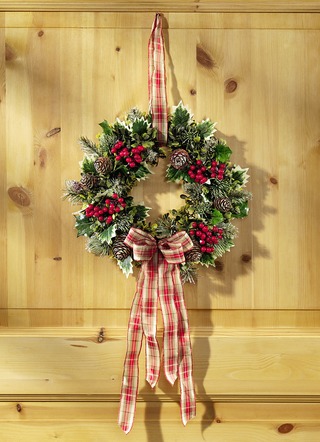 Wandkranz mit Tannen- und Ilex-Zweigen