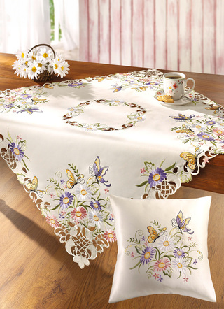 Tisch- und Raumdekoration mit Blüten und Schmetterlingen