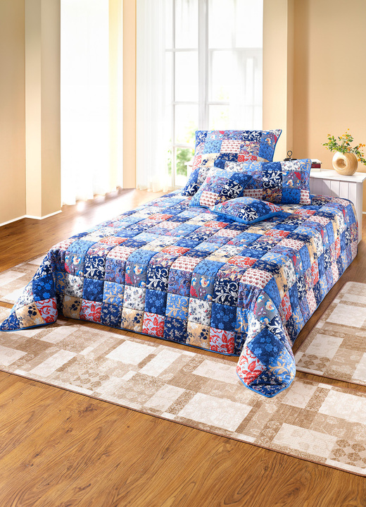 Tagesdecken - Tagesdecken und Kissenbezüge in Patchwork-Optik aus Baumwolle, in Größe 873 (für Einzelbett, 140x210 cm) bis 926 (Kissenbezug, 80x 80 cm), in Farbe BLAU Ansicht 1