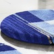 Badgarnituren - Badgarnitur mit rutschhemmender Rückseite – Farbe SAPHIR – Ansicht 1 Badgarnituren - Badgarnitur mit rutschhemmender Rückseite, in Größe 100 (Vorleger halbrund, 50/ 80 cm) bis 112 (WC-Deckelbezug, 47/ 50 cm), in Farbe SAPHIR – Farbe SAPHIR – Ansicht 1
