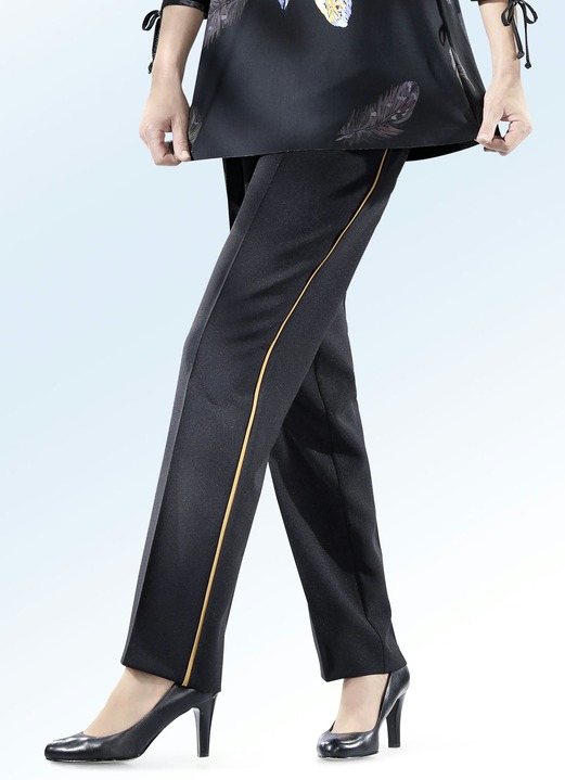 Hosen - Hose mit trendiger Kontrastpaspel, in Größe 020 bis 060, in Farbe SCHWARZ-ROT Ansicht 3