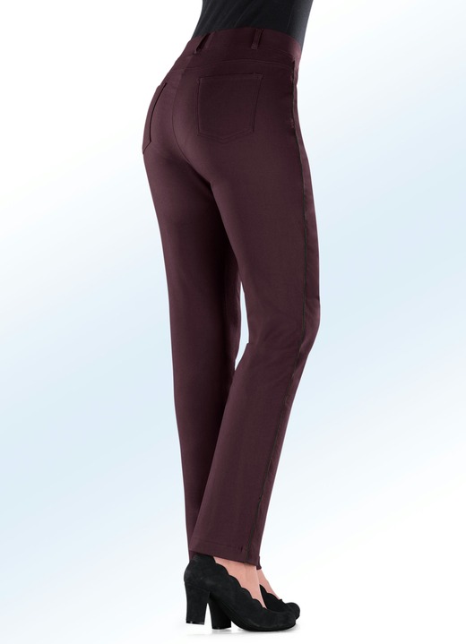 Hosen - Hose mit kontrastfarbener Zierpaspel Ansicht 2 Hosen - Hose mit kontrastfarbener Zierpaspel, in Größe 019 bis 054, in Farbe BROMBEER-SCHW. Ansicht 2