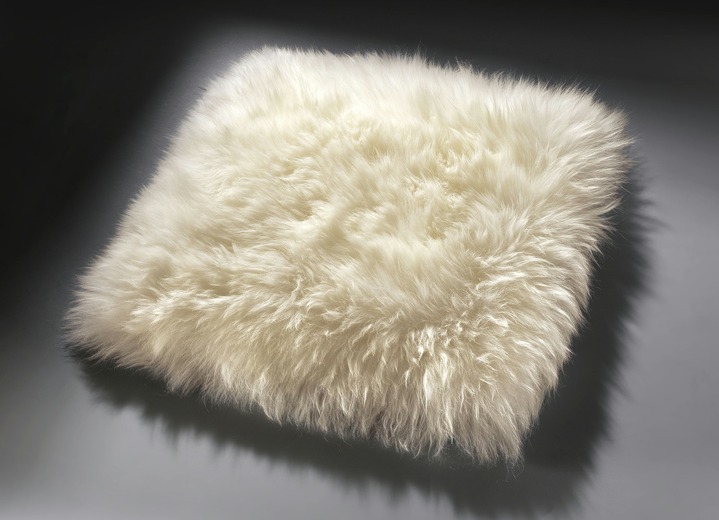 Wohnaccessoires - Merino-Lammfell-Sitzauflage in Tierform, in Farbe BEIGE Ansicht 3