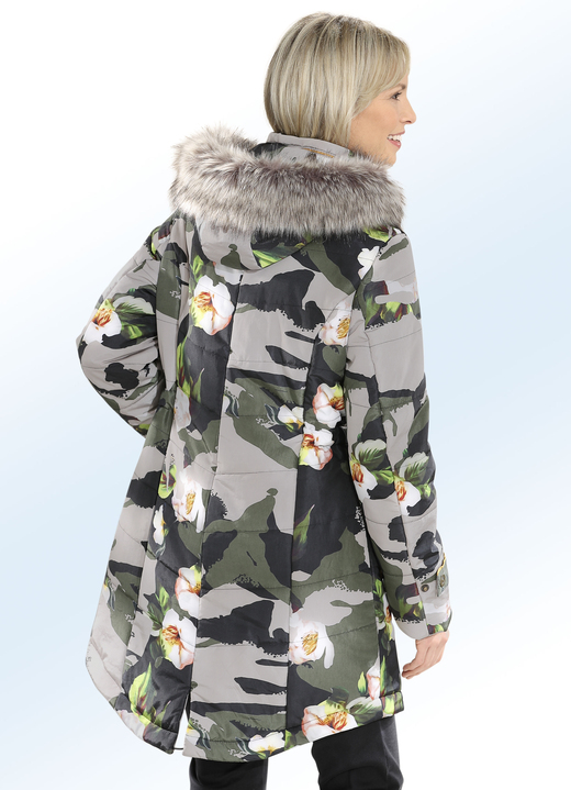 Jacken & Mäntel - Kurzmantel mit Camouflage- und Blüten-Dessin Ansicht 2 Jacken & Mäntel - Kurzmantel mit Camouflage- und Blüten-Dessin, in Größe 034 bis 050, in Farbe SAND-BUNT Ansicht 2
