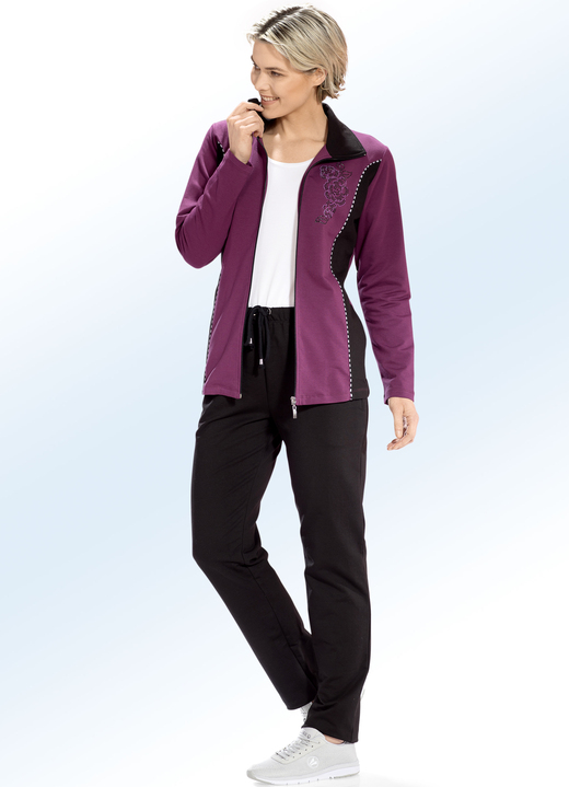 Freizeitanzüge - Freizeitanzug mit Kontrasteinsätzen und Zierpaspeln, in Größe 019 bis 050, in Farbe BEERE-SCHWARZ Ansicht 2