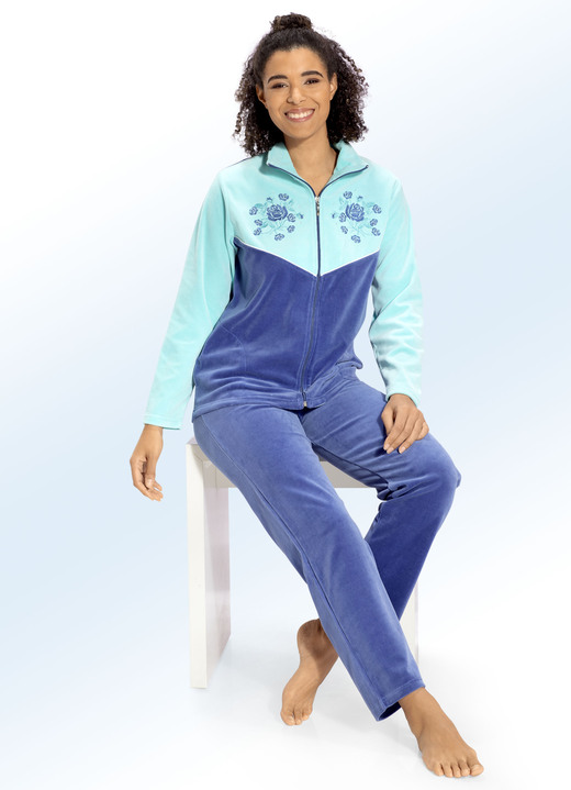 Freizeitanzüge - Hausanzug mit Stickerei- und Strasssteinzier Ansicht 2 Freizeitanzüge - Hausanzug mit Stickerei- und Strasssteinzier, in Größe 018 bis 052, in Farbe ZYKLAM-GRAU Ansicht 2