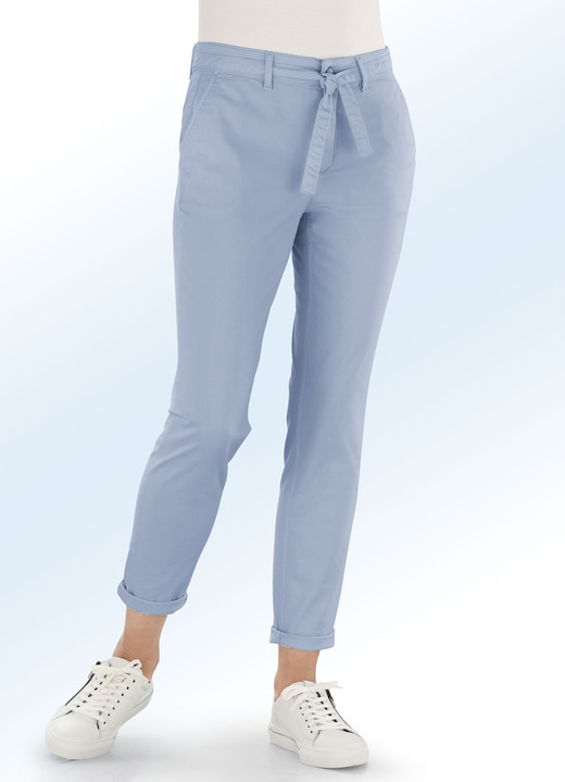 - Hose in trendiger Chino-Form, in Größe 017 bis 052, in Farbe BLEU Ansicht 3
