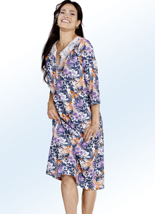 - Zweierpack Nachthemden in Wadenlänge mit Knopfleiste, Stickereispritze sowie 3/4-langen Ärmeln Ansicht 2 - Zweierpack Nachthemden in Wadenlänge mit Knopfleiste, Stickereispritze sowie 3/4-langen Ärmeln, in Größe 038 bis 056, in Farbe MARINE/LILA Ansicht 2