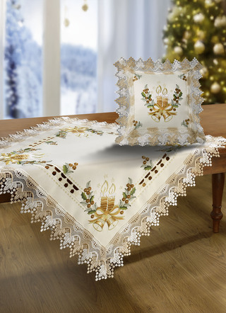 Tisch- und Raumdekoration mit weihnachtlichen Kerzenmotiven