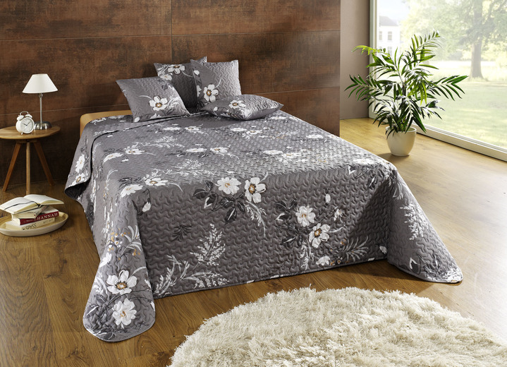 - Tagesdecke und Kissenbezüge mit Bandeinfassung, in Größe 873 (für Einzelbett, 135x210 cm) bis 920 (2 Kissenbezüge, 40x 40 cm), in Farbe GRAU Ansicht 1