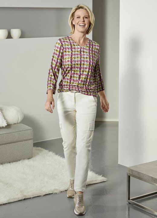 - Ansprechendes Shirt mit Plättchenzier im Vorderteil, in Größe 042 bis 052, in Farbe KIWI-BORDEAUX Ansicht 2