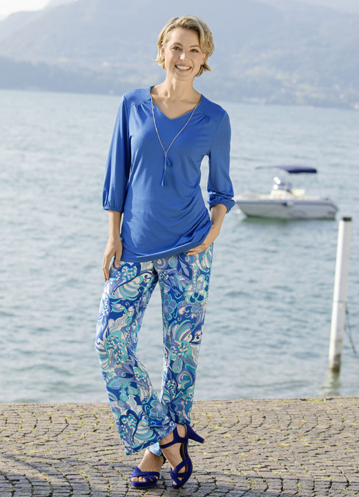 Shirts - Shirt mit Glanzeinfass am V-Ausschnitt in 2 Farben Ansicht 2 Shirts - Shirt mit Glanzeinfass am V-Ausschnitt in 2 Farben, in Größe 036 bis 052, in Farbe ROYALBLAU Ansicht 2