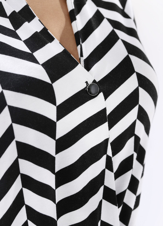 Langarm - Faszinierendes Poloshirt in Wickel-Optik, in Größe 034 bis 052, in Farbe SCHWARZ-WEISS Ansicht 2