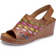 Sandaletten & Pantoletten - Gemini Sandalette mit raffinierten, bunten Flechtdurchzügen – Farbe COGNAC – Ansicht 1 Sandaletten & Pantoletten - Gemini Sandalette mit raffinierten, bunten Flechtdurchzügen, in Größe 036 bis 042, in Farbe JEANS – Farbe COGNAC – Ansicht 1