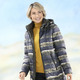 Jacken & Mäntel - Longjacke mit Fantasiedessin – Farbe GRAU-KHAKI-MESSING-NATURWEISS – Ansicht 1 Jacken & Mäntel - Longjacke mit Fantasiedessin, in Größe 036 bis 054, in Farbe GRAU-KHAKI-MESSING-NATURWEISS – Farbe GRAU-KHAKI-MESSING-NATURWEISS – Ansicht 1