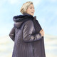 Jacken & Mäntel - Jacke mit saphirblauem Schimmer – Farbe BRAUN / SAPHIR – Ansicht 4 Jacken & Mäntel - Jacke mit saphirblauem Schimmer, in Größe 038 bis 052, in Farbe BRAUN / SAPHIR – Farbe BRAUN / SAPHIR – Ansicht 4