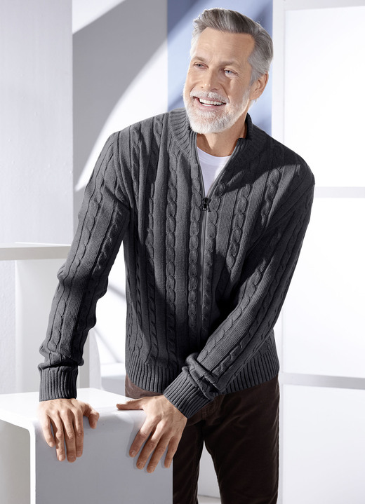 Strickjacken - Jacke mit durchgehendem Reißverschluss in 5 Farben, in Größe 046 bis 062, in Farbe JEANSBLAU Ansicht 6