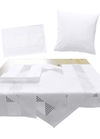 Tischdecken - Tischdecke mit dekorativer Lochstanzung – Farbe WEISS – Ansicht  Tischdecken - Tischdecke mit dekorativer Lochstanzung, in Größe 135 (2x Platzset, 30/ 45 cm) bis 404 (Kissenbezug, 40/ 40 cm), in Farbe WEISS – Farbe WEISS – Ansicht
