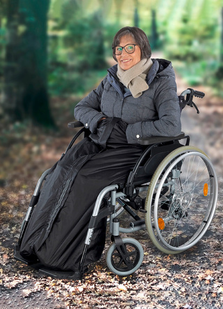 Rollstuhl-Wärmesack hält trocken und warm bei Schmuddelwetter