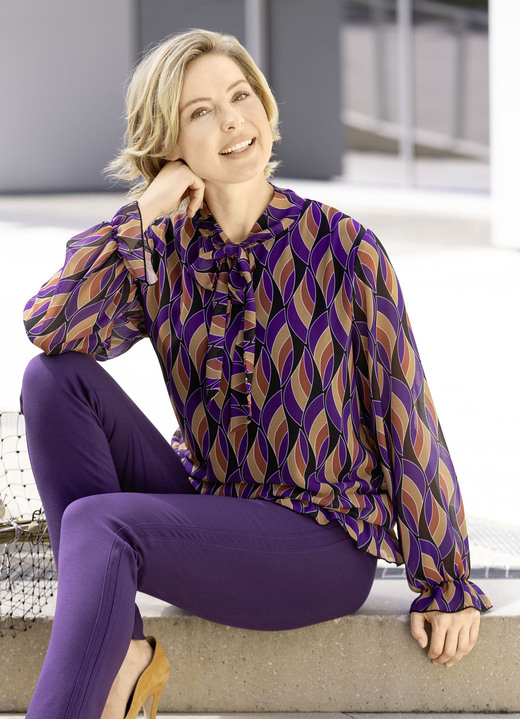 Langarm - Fabelhafte Bluse mit Bindeband, in Größe 036 bis 046, in Farbe SCHWARZ-LILA-CAMEL Ansicht 1