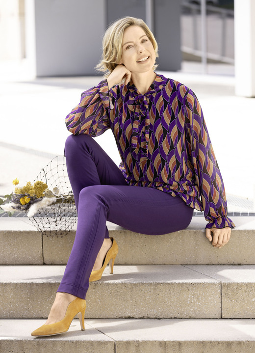 Langarm - Fabelhafte Bluse mit Bindeband Ansicht 2 Langarm - Fabelhafte Bluse mit Bindeband, in Größe 036 bis 050, in Farbe SCHWARZ-LILA-CAMEL Ansicht 2