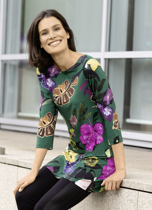 Shirts - Fantasievolle Tunika mit modisch flachem Ausschnitt, in Größe 044 bis 054, in Farbe GRÜN-LILA-BUNT Ansicht 1