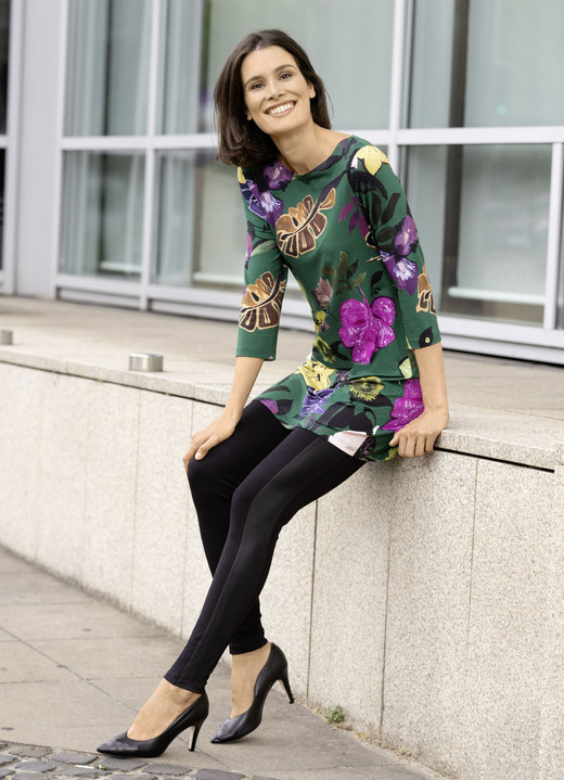 Shirts - Fantasievolle Tunika mit modisch flachem Ausschnitt, in Größe 044 bis 054, in Farbe GRÜN-LILA-BUNT Ansicht 2