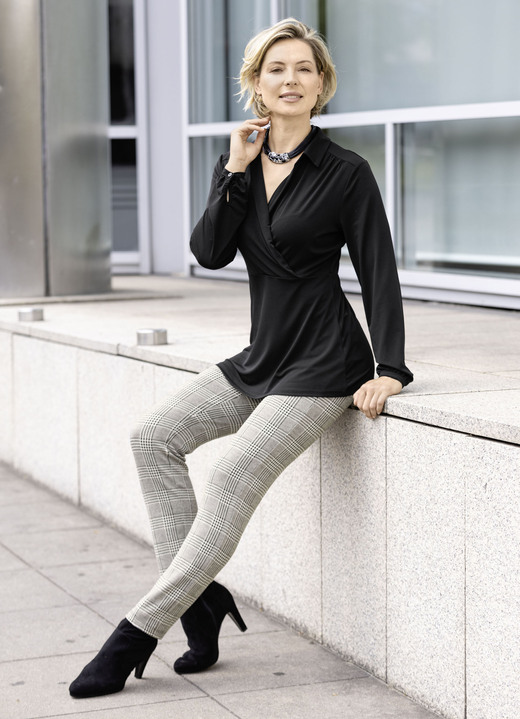 Shirts - Raffiniertes Shirt mit Polokragen in 2 Farben Ansicht 2 Shirts - Raffiniertes Shirt mit Polokragen in 2 Farben, in Größe 038 bis 052, in Farbe SCHWARZ Ansicht 2