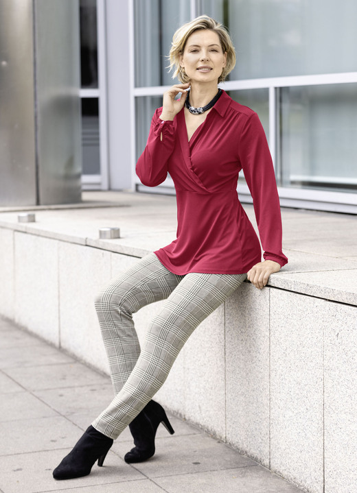 Shirts - Raffiniertes Shirt mit Polokragen in 2 Farben Ansicht 4 Shirts - Raffiniertes Shirt mit Polokragen in 2 Farben, in Größe 038 bis 052, in Farbe SCHWARZ Ansicht 4