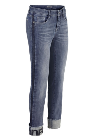 Jeans mit Fransensaum und Schriftzug auf einem Bein