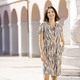 Kurzarm - Kleid mit kurzem Schlingenknopfverschluss – Farbe BEIGE-BRAUN-BUNT – Ansicht 1 Kurzarm - Kleid mit kurzem Schlingenknopfverschluss, in Größe 034 bis 050, in Farbe BEIGE-BRAUN-BUNT – Farbe BEIGE-BRAUN-BUNT – Ansicht 1