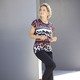 Shirts - Shirt mit Kontrast-Schriftzug – Farbe SCHWARZ-KORALLE-WEISS – Ansicht 4 Shirts - Shirt mit Kontrast-Schriftzug, in Größe 036 bis 052, in Farbe SCHWARZ-KORALLE-WEISS – Farbe SCHWARZ-KORALLE-WEISS – Ansicht 4
