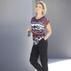 Shirts - Shirt mit Kontrast-Schriftzug – Farbe SCHWARZ-KORALLE-WEISS – Ansicht 2 Shirts - Shirt mit Kontrast-Schriftzug, in Größe 036 bis 052, in Farbe SCHWARZ-KORALLE-WEISS – Farbe SCHWARZ-KORALLE-WEISS – Ansicht 2
