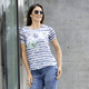Kurzarm - Tunika mit Floraldruck – Farbe JEANSBLAU-BUNT – Ansicht 1 Kurzarm - Tunika mit Floraldruck, in Größe 036 bis 052, in Farbe JEANSBLAU-BUNT – Farbe JEANSBLAU-BUNT – Ansicht 1