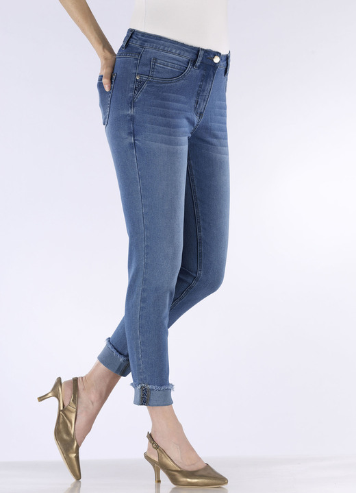 Hosen mit Knopf- und Reißverschluss - Jeans mit funkelndem Glitzersteinchenbesatz Ansicht 7 Hosen mit Knopf- und Reißverschluss - Jeans mit funkelndem Glitzersteinchenbesatz, in Größe 017 bis 050, in Farbe HELLBLAU Ansicht 7
