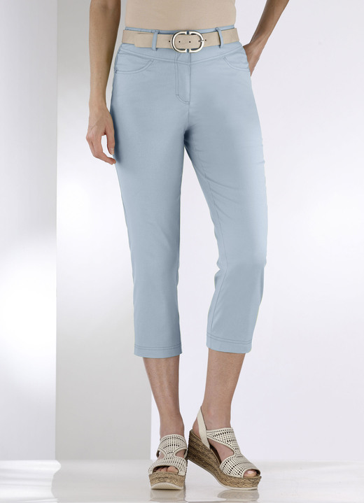 Hosen mit Knopf- und Reißverschluss - Caprihose in 4-Pocket-Form Ansicht 3 Hosen mit Knopf- und Reißverschluss - Caprihose in 4-Pocket-Form, in Größe 018 bis 052, in Farbe HELLBLAU Ansicht 3
