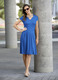 Kurzarm - Kleid mit aparter Ausschnittlösung – Farbe ROYALBLAU – Ansicht 2 Kurzarm - Kleid mit aparter Ausschnittlösung, in Größe 036 bis 052, in Farbe ALTROSÉ – Farbe ROYALBLAU – Ansicht 2