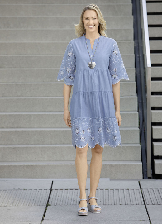 Kurzarm - Kleid mit feiner Stickerei, in Größe 034 bis 050, in Farbe JEANSBLAU