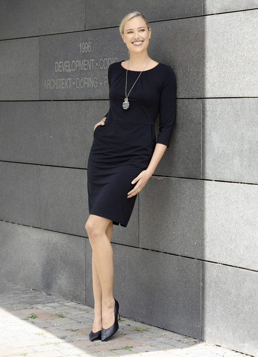 Kurzarm - Kleid mit zwei Schubtaschen Kurzarm - Kleid mit zwei Schubtaschen, in Größe 034 bis 050, in Farbe SCHWARZ